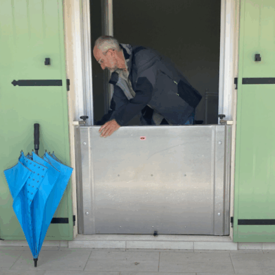 Pose d'un batardeau devant la porte d'une habitation